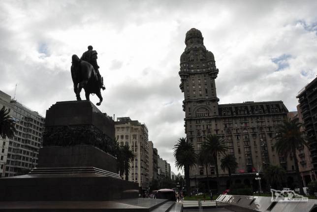 A imponente estátua em honra ao General Artigas, o maior heroi nacional, na Plaza Independencia, no Centro Velho de Montevideo, no Uruguai